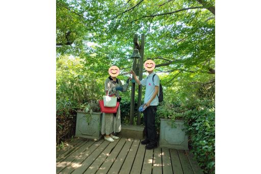 ウェブコン神戸店婚活イベントハーブ園誓いの鐘を鳴らす二人