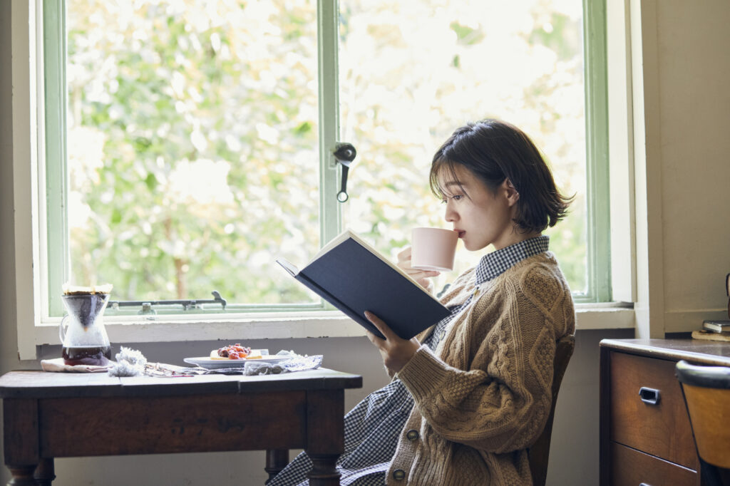 読書する女性